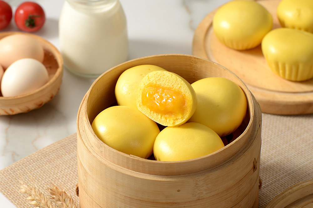 Steamed stuffed bun (egg yolk) w