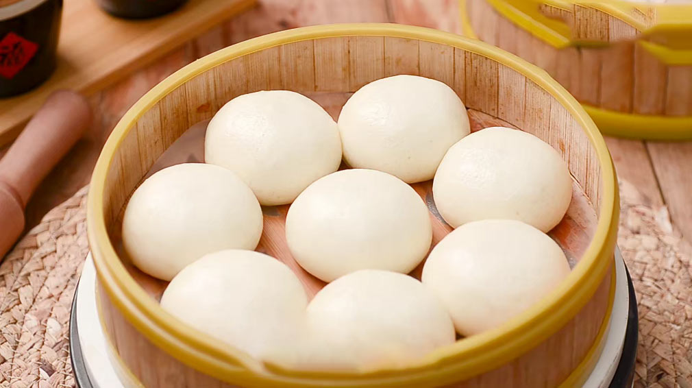 Red bean steamed stuffed bun